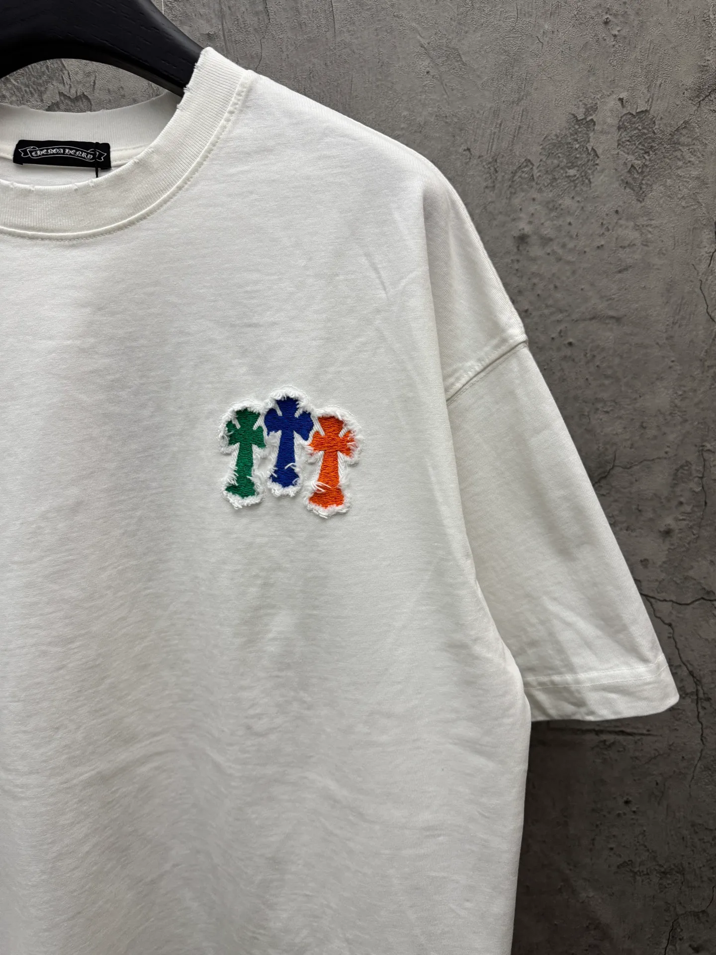 P230 top version, real shot without P, ​​different from market currency) 𝗖𝗵𝗿𝗼𝗺𝗲 𝗛𝗲𝗮𝗿𝘁𝘀/Croxin 2026 spring new original single counter American patch embroidered couple short sleeves 👑The highest version! Customized fabric 320 grams, patch embroidery, best-selling model at the counter, very comfortable to wear. Accessories: original molded and authenticated collar label ➕ 100% silk wash water label. Genuine purchase-grade original hangtag➕matching hanging rope➕3D hanging beads➕original packaging bag. Craftsmanship: The original version has consistent wiring! The highest version of the armhole matching technique! Color: White Black Size: S M L XL Style No.: 6610